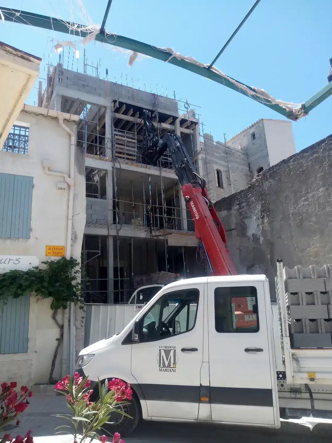 1) Texte alternatif:
Chantier de gros œuvre: élévation d’un immeuble en blocs béton avec échafaudages et grue auxiliaire, camion Mariani BTP2) Légende:
Travaux neufs de gros œuvre par l’entreprise de construction Mariani BTP: construction d’un immeuble avec murs en blocs béton, coffrages, échafaudages et grue embarquée.3) Nom de fichier:
mariani-btp-travaux-neufs-gros-oeuvre-construction-immeuble-blocs-beton-grue-embarquee.jpg